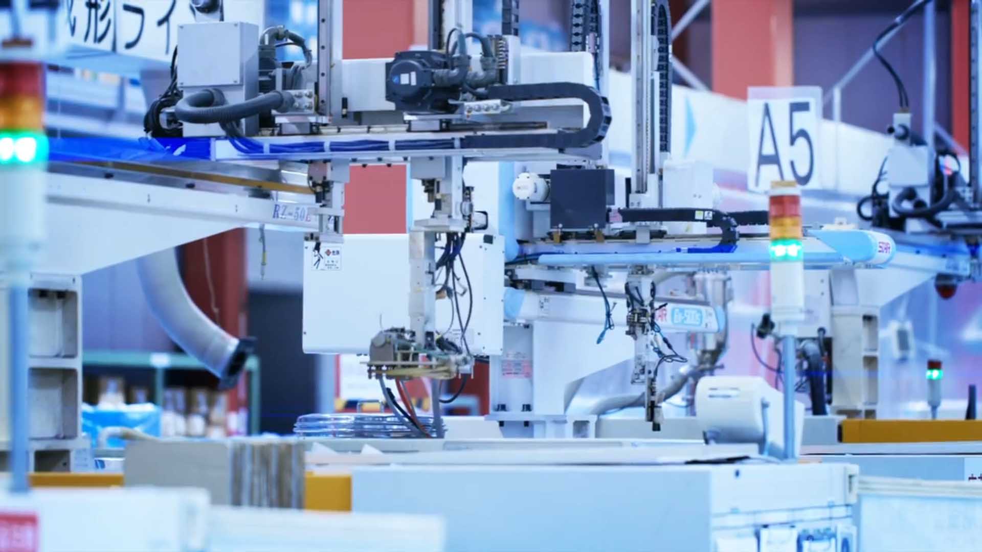 射出成形機と取り出し機